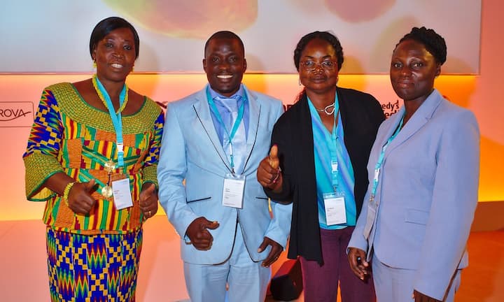 Vier Kakaobauern aus Westafrika:
Oussou Brou, Chairwoman, Cooperative COVIMA;
Evans Tagbor, President, Akuafo Anigye Young Cocoa Farmers Association Ghana;
Zea Marie Zae, Deputy Secretary General, Cooperative CADESA;
Leticia Ama-Kowoa Yankey, Cocoa Farmer and Owner, Ghana