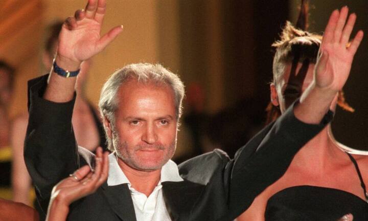 Rückblick auf Gianni Versaces Leben:
Am 15. Juli 1997 wurde der italienische Modedesigner in Miami erschossen. Hier lässt sich der Star der Szene nach einer seiner Modeschauen in Paris feiern.