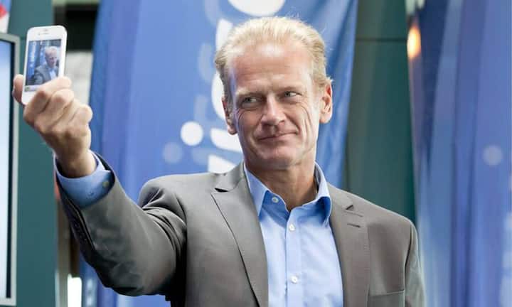 6. Platz: Swisscom-CEO Carsten Schloter kann mit gut 120'560 Facebook-Freunden die Telekom-Branchenkonkurrenz hinter sich lassen. (Bild: Keystone)