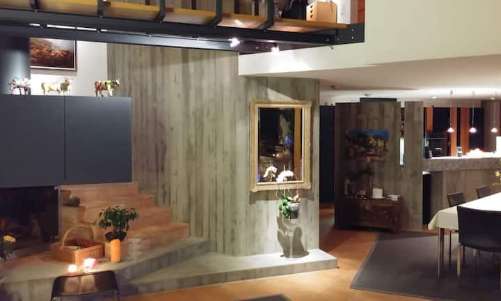 Aussen wie auch Innen sind Sichtbeton, Glas und Holz die prägenden Elemente der Villa.