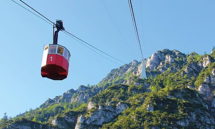 Die älteste Seilbahn der Welt ist mit ihren 90 Jahren die Predigtstuhlbahn im deutschen Bad Reichenhall. Erstmals in Betrieb genommen wurde der Lift am 1. Juli 1928.   Wiki Commons, HUvB