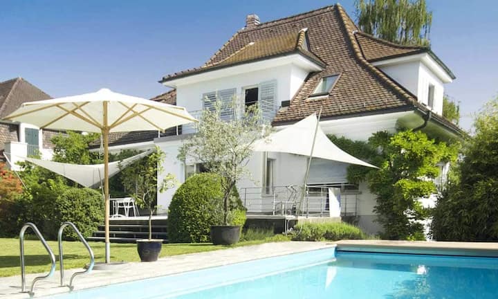 Die Villa wurde bereits im Jahr 1934 erbaut. Das Grundstück mit einer Fläche von fast 1'000 Quadratmetern wurde später mit einem Swimmingpool und einer Terrasse von 45 Quadratmetern ergänzt.