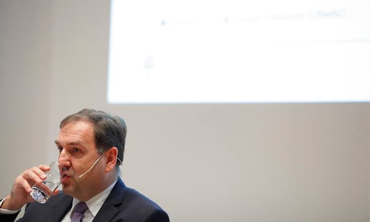 … der damalige Sarasin-CEO Joachim Strähle, heute CEO von EFG International, als Chef vorgesehen war. Als Vincenz 2012 mit dem Kauf der Privatbank Notenstein auch auf dem ureigensten Feld von Vontobel tätig wurde, war das Vertrauen endgültig weg. Der Zwist endete vor Schiedsgericht. Der Zwist mit Vincenz könnte durchaus nochmals neu aufleben, galt dieser doch auch als Interessent für den Job als Präsident der Bankiervereinigung.