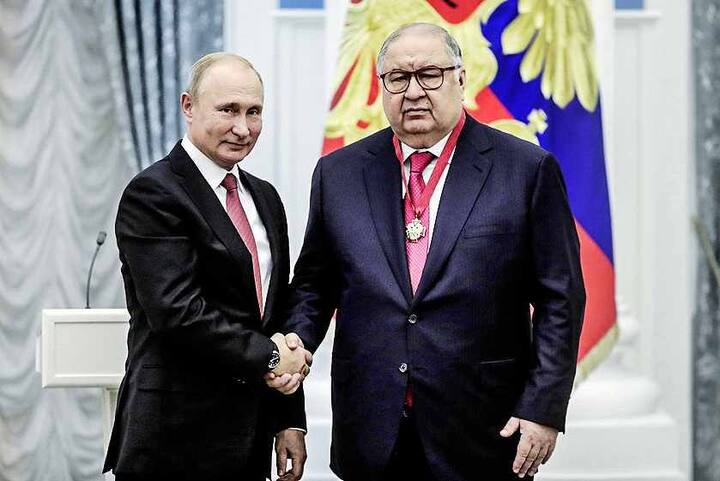 R4ECB3 Moscow, Russia. 27th Nov, 2018. MOSCOW, RUSSIA - NOVEMBER 27, 2018: Businessman, president of the International Fencing Federation Alisher Usmanov (R), receives Russia's Order of Merit for the Fatherland (3rd class) from the President of Russia, Vladimir Putin, at a ceremony in the Moscow Kremlin. Mikhail Metzel/TASS Credit: ITAR-TASS News Agency/Alamy Live News