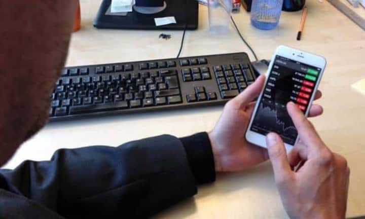 Das grosse Display des iPhone 6 Plus macht Spass: Darauf lassen sich hervorragend Dokumente bearbeiten, Mails schreiben, Unterlagen lesen oder auch Aktienkurse checken.