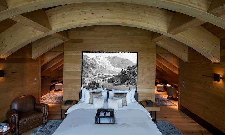 Platz 8 (11): The Chedi, AndermattDas Chedi ist mit seiner Symbiose aus alpinem Chic und asiatischer Grandezza eine Destination für sich. Die öffentlichen Räume präsentieren sich in tempelartigen Dimensionen, hochwertige Naturmaterialien und warmes Licht schaffen mondäne Behaglichkeit. Das Team um Jean-Yves Blatt vermittelt den Gästen das gute Gefühl, dass sie keinen anderen Gedanken haben als deren Wohlergehen.The Chedi