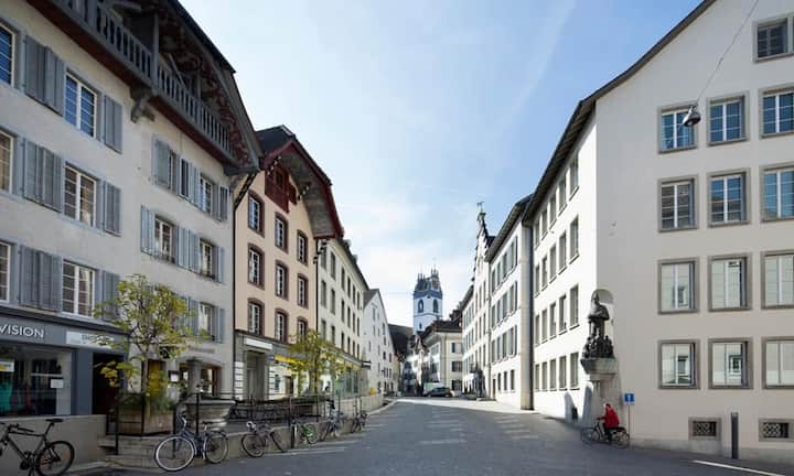 Platz 5: Aarau Die Einkaufsstruktur ist in Aarau mit zahlreichen Shoppingmöglichkeiten sehr gut bewertet worden (Rang 3). In der Kategorie Steuerattraktivität ist Aarau bloss auf dem 43. Rang. 
Keystone