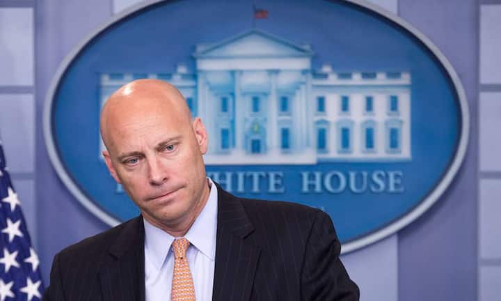 Michael Short, stellvertretender Pressesprecher, tritt am 25. Juli zurück. Zuvor hatte Scaramucci bei «Politico» laut über Shorts Kündigung nachgedacht, was er später als «Leak» bezeichnen sollte.