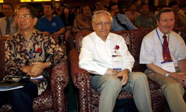 Richard Ernst (Mitte) - Nobelpreis für Chemie 1991
Die Auszeichnung erhielt Ernst für die wertvollen Beiträge zur Entwicklung der hochauflösenden magnetischen Kernresonanz-Spektroskopie (NMR).
Keystone