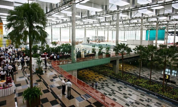 Platz 1: Singapore Changi Airport (SIN). Hinsichtlich einer guter Verkehrsanbindung, effizienter Abläufe und Sauberkeit setzt Singapur den Weltmassstab. Der Flughafen belegt im BILANZ-Rating der besten Airports der Welt den Spitzenplatz. Er zählt zu den größten Flughäfen Asiens und belegte 2010 den 18. Platz der größten Flughäfen weltweit.Keystone/ Bloomberg