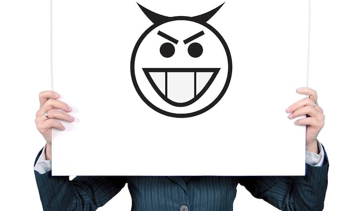 An diesen Anzeichen erkennen Sie manipulative Menschen:Sie beleidigen und tarnen es als HumorJemand aus Ihrem Umfeld verletzt Sie regelmässig durch gemeine Kommentare, die er als Humor kaschiert? Dann haben Sie es mit einem Manipulator zu tun. Lassen Sie sich anmerken, dass Sie verletzt sind, wird Ihnen ein Manipulator vorwerfen, dass Sie keinen Sinn für Humor haben. «Leugnen Sie nicht Ihre Gefühle», so Berater Keld Jensen. «Stimmen Sie nicht zu, dass Sie überreagiert haben.»