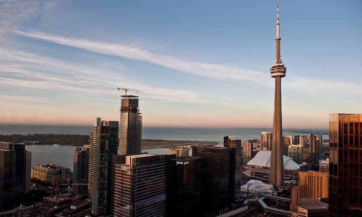 Platz 5: CN Tower, Toronto Von der Aussichtsplattform des Canadian National Towers auf 342 Metern Höhe führen separate Aufzüge in den sogenannten «Skypod» auf 447 Metern Höhe. Von hier ist bei gutem Wetter die Gischt der Niagarafälle sichtbar.