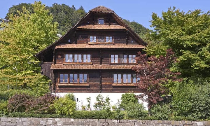 Das Haus wurde im Jahr 1969 sowie zwischen den Jahren 1990 - 2010 laufend erneuert und renoviert. Die traditionelle Bauweise mit einem über einem Mauersockel nach Innerschweizer Blockbauweise gezimmerten Dormenhaus wurde erhalten.
