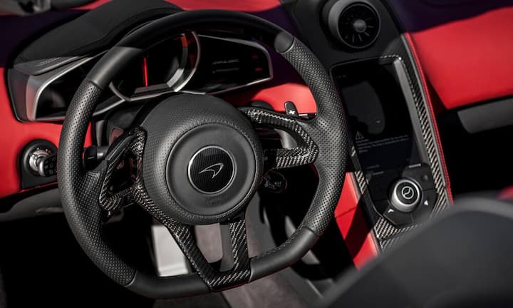 Top-Speed: Das Tacho des Spider kann bis zu 330 km/h anzeigen.