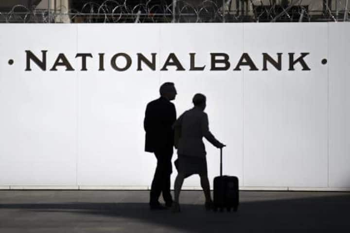 Auf die Frage von AWP, ob die Nationalbank am Devisenmarkt interveniert hat antwortete ein Sprecher der SNB: «Kein Kommentar.»