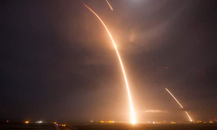 Mehrweg-Raketen: Es gilt als Meilenstein der Raumfahrt: Im Dezember 2015 kehrt mit der «Falcon 9» erstmals eine Trägerrakete nach einer Mission heil und aufrecht zum Startplatz auf die Erde zurück. Nachdem sie elf Kommunikationssatelliten im All ausgesetzt hat, beschreibt sie in etwa die Bahn eines Kugelschreibers, der sich in der Luft um 180 Grad dreht. Auf dieser Kurve fliegt die «Falcon 9» zurück und landet elf Minuten nach dem Start wieder in Florida.