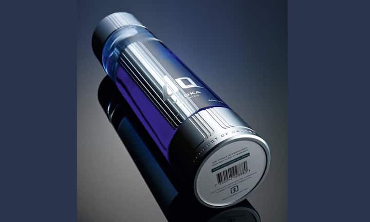 Auffallend ist die Flasche: Deren neun Teile werden manuell zusammengesetzt. Eine ...