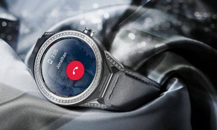 Die Uhr wurde mit Intel entwickelt, verfügt über GPS und einen NFC-Sensor für Zahlungen, bietet einen Amoled-Bildschirm sowie 330 verschiedene Zifferblätter zum Austausch.