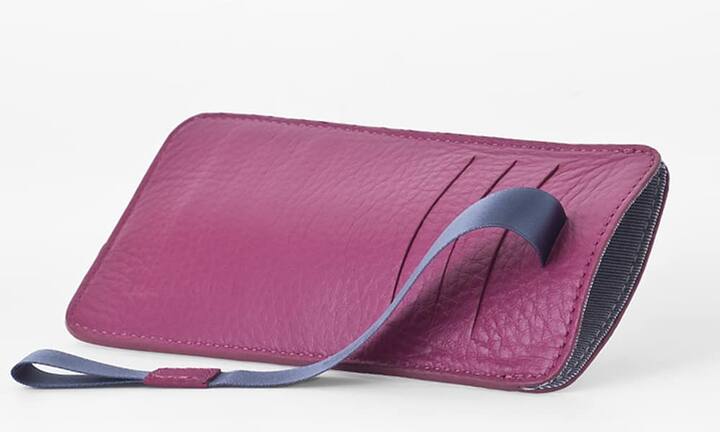 Allrounder: Lost & Found In dieser Hülle aus Leder findet nicht nur das Smartphone, sondern auch Kreditkarten sowie Ausweis Platz. Ein Herausziehmechanismus hilft, wenn das Telefon schnell zur Hand sein muss. In mehreren Farben erhältlich. Erhältlich bei Einzelstück in Zürich. Preis 59 Franken