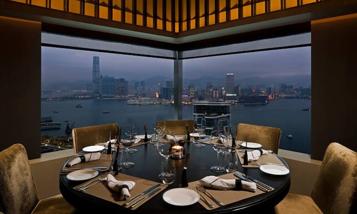 Platz 2 (3): The Upper House, Hong KongThe Upper House ist frei von lauten Signalen, grossartig in seiner architektonischen Klarheit und herausragend in seiner Ästhetik. Die 117 Zimmer, die sich auf die obersten Etagen eines Wolkenkratzers mit Blick auf Victoria Harbour und Kowloon verteilen, sind mindestens 68 Quadratmeter gross und sprechen moderne Stadtnomaden an, die ein heiter-entspanntes Lebensgefühl auch im Service schätzen.The Upper House