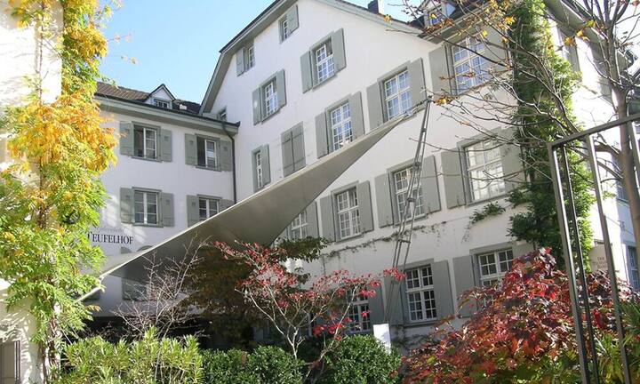 Rang 5: Der Teufelhof, Basel. Inmitten der Altstadt und nur wenige Gehminuten von allen Sehenswürdigkeiten und Musseen entfernt erwartet der Teufelhof in Basel mit eleganten Unterkünften, schöner Kunst und erlesener Küche seine Gäste (Vorjahr: Platz 4).