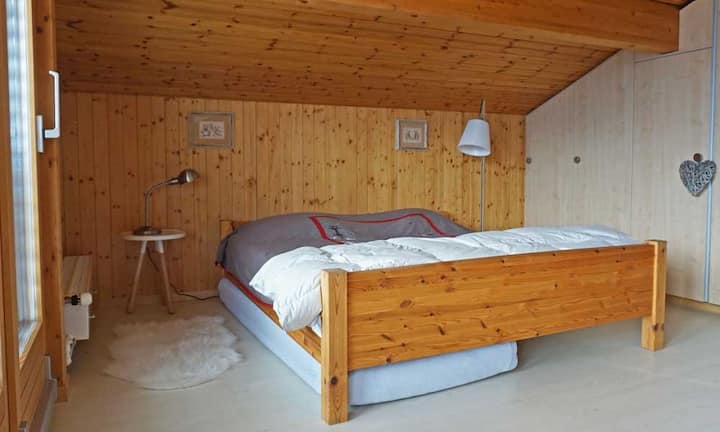 Im Obergeschoss befindet sich nebst den zwei Badezimmern auch eine Sauna.