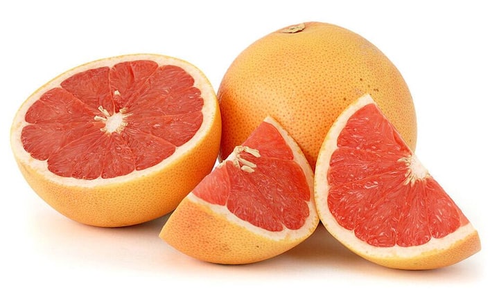 Platz 8: Grapefruit
100 Gramm Grapefruit beeinhaltet 41 Milligramm Vitamin C. Die Frucht gilt als Kalorienkiller, denn sie verbessert den Zuckerstoffwechsel. Dadurch wird weniger Insulin produziert und somit der Fettabbau angekurbelt. (Bild: Raeky/Wikimedia/CC)