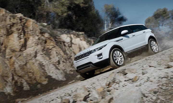 Frisch gemacht für Genf: Land Rover das Facelift des Range Rover Evoque. In fünf Ausstattungvarianten kommt dieser in den Handel und bietet insgesamt 15 Optionspakete. Auffälligste Neuerung: die adaptiven Voll-LED-Scheinwerfer, die für eine ideale Ausleuchtung der Strasse im Dunkeln sorgen sollen. Landrover
