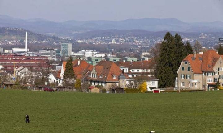 ...in Locarno (LU), Küsnacht (ZH) und Riehen (BS). Gegenüber dem Eigentümer sind in diesen Ortschaften Einsparungen von rund 14 Prozent möglich.Bilder: Keystone