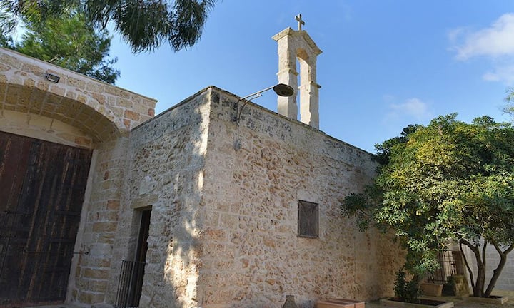 Dem australischen Besitzer Rob Potter-Sanders ist es in der Provinz Lecce wunderbar gelungen, in der Anlage mit neun Suiten und sechs Gärten (darunter ein Yogagarten und ein Spielegarten mit Boccia und Croquet) ein Gefühl elitärer Intimität entstehen zu lassen. Hier gehen Leute hin, die nicht gesehen werden und ihre Ruhe haben wollen. Spätestens am zweiten Tag beugen sie sich dem trägen Rhythmus Süditaliens und werden zu besseren Versionen ihrer selbst.Bilder: PR