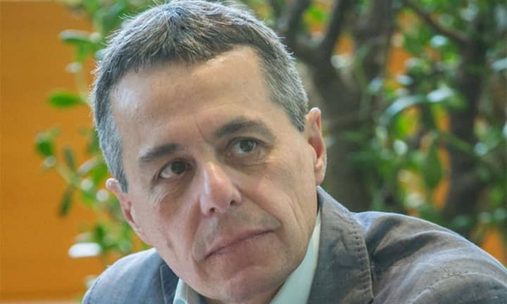 Ignazio Cassis ist der Kandidat der Tessiner FDP im Rennen um die Nachfolge von Bundesrat Didier Burkhalter. Die Parteibasis sicherte ihm bei einer ausserordentlichen Versammlung ihre Unterstützung zu.