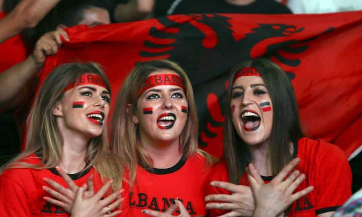 Auch wenn Albanien es bei der Fussball-EM nicht unter die Top acht Mannschaften geschafft hat, was Roaming-Gebühren angeht ist das Land auf einem Spitzenplatz: 250 MB Datenvolumen, 15 Minuten Redezeit und zehn SMS kosten beim UPC Unlimited 2000 Tarif 2537,20 Franken.