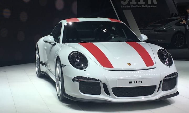 Auch der neue Porsche 911 R feiert in Genf Premiere: Der puristische Sportwagen hat 500 PS, von 0 auf 100 km/h geht es in 3,8 Sekunden und erst bei 323 Kilometern in der Stunde ist Schluss. Die markanteste Neuerung der neuen Modell-Generation des Porsche Boxster ist der Motor: Der 16-Zylinder-Boxer hat ausgedient und wird durch ein 4-Zylinder-Pendant ersetzt.