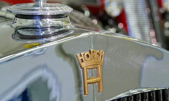 Kühlerfigur und Firmenlogo an einem Horch 850 Pullmann-Cabriolet von 1936.