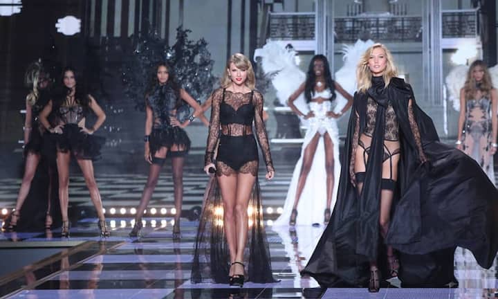 Sängerin Taylor Swift bei ihrer Performance zwischen den Engeln.