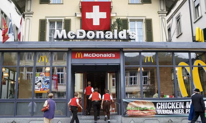 Platz 1: Schweiz Hierzulande zahlt man für einen Big Mac umgerechnet 7,54 Dollar. Damit kostet der Burger bei uns 57 Prozent mehr als in den USA. Teurer ist der Big Mac nirgendwo. Ein Grund ist unter anderem der starke Franken.Bilder: Keystone/Bloomberg