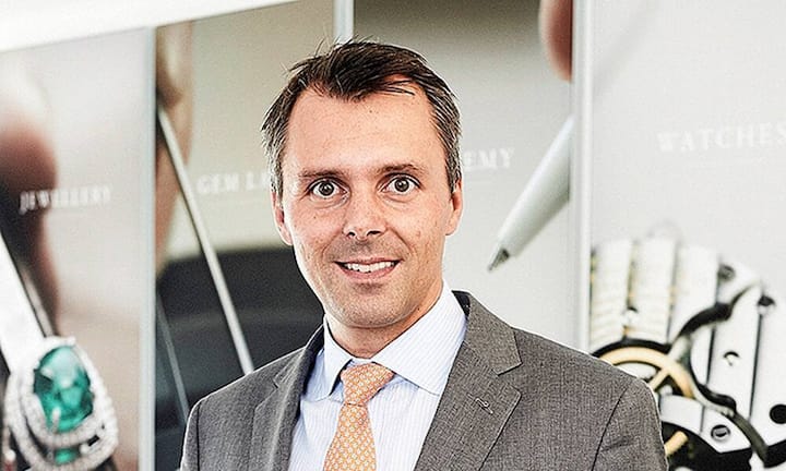 Raphael GübelinCEO GübelinNach wie vor ist der Abgang vieler Swatch-Group-Uhrenmarken aus den Regalen seiner Boutiquen nicht kompensiert. Doch Gübelin gibt alles: Kürzlich wurde in Lugano eine neue Boutique eröffnet, eine Partnerschaft mit der Richemont-Marke Roger Dubuis ist aufgegleist, und das Kursangebot für Kunden wird ausgebaut.