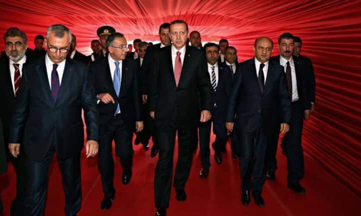 Entwicklungsländer Europas: 
Gegen den türkischen Premier Recep Tayyip Erdogan stehen Korruptionsvorwürfe im Raum. Die Türkei galt über Jahre als wirtschaftlicher Vorzeigekandidat. Sie zählt aber neben Ländern wie Albanien, Ungarn und Rumänien auch zu den Entwicklungsländern Europas, die im Durchschnitt 9,8 Prozent bei den Schwarzgeldern zulegen.