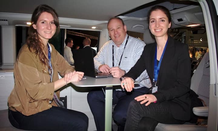 Business im Bus:
Stefanie Ladstätter, New Business & Innovations Manager, Vodafone Deutschland AG;
Stefan Frisch, Regionalleiter Ostschweiz, AMAG;
Manuela Disch, Digital Business & Open Innovation Developer, Swisscom AG (v.l.n.r.)