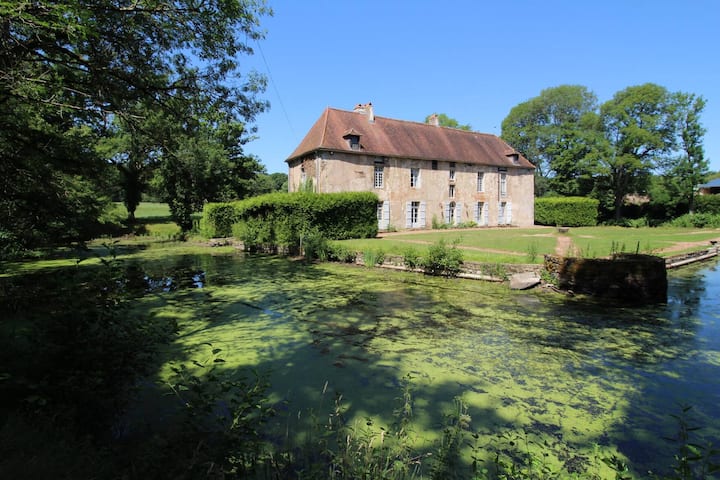 Dieses Schloss ist sechzig Kilometer von Beaune entfernt und vollständig renoviert.