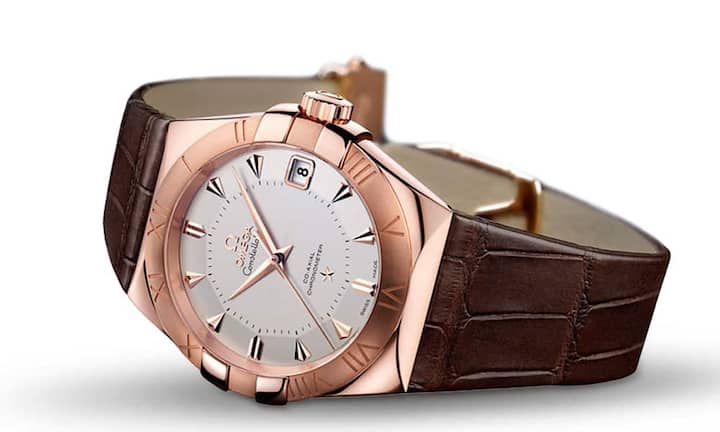 Zurück zu den Wurzeln: Ein Comeback ist es nicht. Die Constellation war schon lange wieder da. Aber mit der
exklusiven Rotgoldlegierung findet die Omega Constellation Sedna zur grossen Omega-Rotgold-Tradition zurück. Noch dazu mit dem leistungsstarken Co-Axial-Kaliber 8501. Omega Constellation Setna Gold,
19 200 Franken.