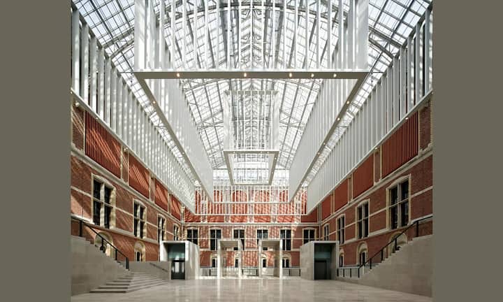 Zehn Jahre dauerte die Restaurierung und Renovierung des Amsterdamer Rijksmuseums. Seit April strahlt es in neuem Glanz, das Publikum ist sich einig: Die 375 Millionen Euro teure Auffrischung durch das spanische Architekturbüro Cruz y Ortiz hat sich gelohnt. Vor allem die filigranen Strukturen gefallen. 

Zu Rijks Museum