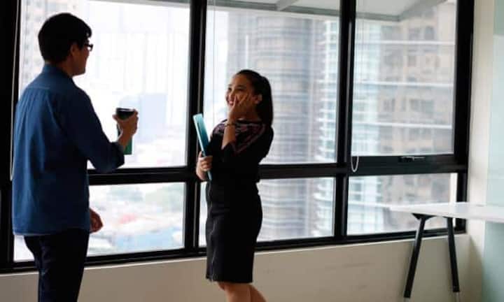 Der Arbeitsplatz ist auch eine Partnerbörse. Doch so eine Liebe ist nicht ohne Risiko. Was Sie bei Liebesbeziehungen am Arbeitsplatz beachten sollten:
Verlieben
Gemeinsames Kaffeetrinken oder Rauchen birgt weniger Stoff für Gerüchte und Spekulationen, als betrunkene Annäherungen am Weihnachtsessen.