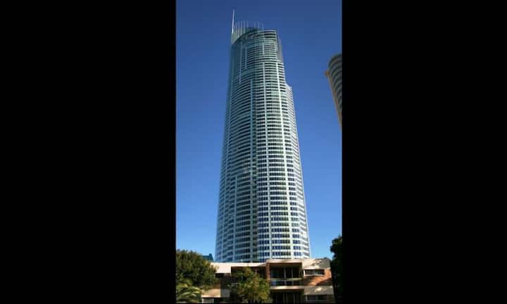 Rang 5 - Q1 Tower, Australien: Mit seinen 323 Metern hat er 2005 als erstes Wohngebäude die 1'000-Fuss-Marke durchbrochen. Darin befindet sich auch ein Regenwald mit Aussenterrasse, eine Sternwarte und das höchst gelegene Schwimmbad Australiens. (Bild: Q1 Tower)