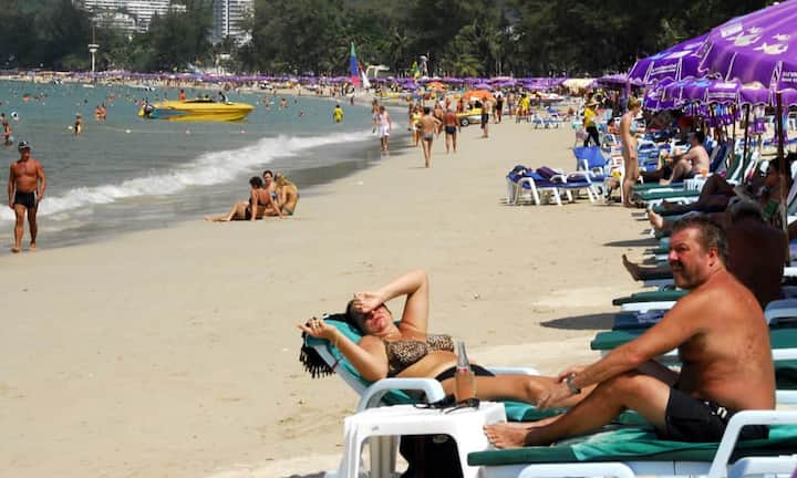 In Thailand gab es im Mai einen Militärputsch. Die Nachfrage ist deshalb aber nicht eingebrochen. Für Badeferien – wie hier am Strand von Phuket – bleibt das Land bei Schweizer Touristen sehr beliebt.