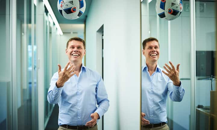 Carsten Koerl – 150 bis 200 Millionen FrankenMit Betandwin machte der deutsche Ingenieur Carsten Koerl Millionen, dann gründete er den Datenanbieter Sportradar. Die Firma beliefert die Medien- und Wettindustrie und auch Facebook mit Sportdaten. Das Geschäft mit Daten boomt, der Umsatz liegt bei rund 160 Millionen Franken. Die Beteiligungsgesellschaft der Wallenbergs hält 39 Prozent an Sportradar, Koerl aber weiterhin die Mehrheit.Gerry Nitsch