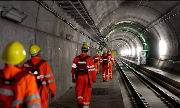 ... weist er praktisch keine Steigung auf. Die Personenzüge können schneller fahren als heute und Güterzüge brauchen weniger Lokomotiven. Die Strecke zwischen Altdorf (UR) im Norden und Bellinzona (TI) im Süden verkürzt sich zudem um 30 Kilometer.
