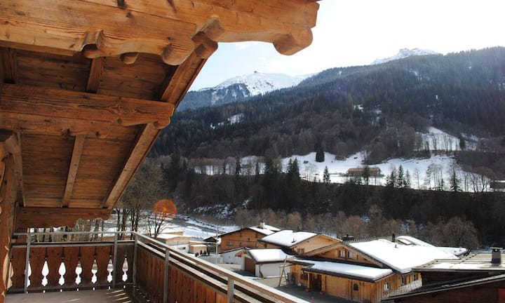 Die grosse, ebenfalls nach Süden ausgerichtete Terrasse umrahmt das Ess- und Wohnzimmer.