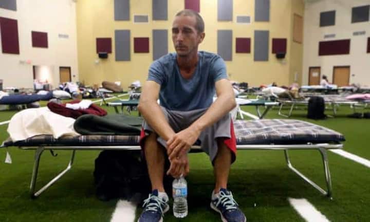 Die Verzweiflung ist diesem Mann deutlich anzusehen. Er musste im texanischen Corpus Christi Unterschlupf in einer Schule suchen.