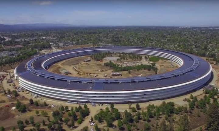 Der Apple Park (früher Apple Campus 2) im Mai 2017. Die ersten Mitarbeiter haben das riesige Gebäude bereits bezogen, doch es wird weiter fleissig gebaut.Youtube/Matthew Roberts